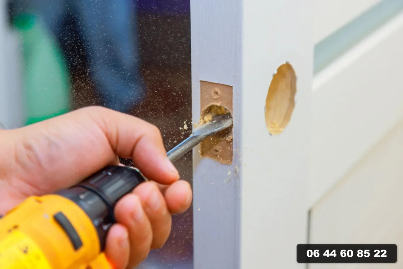 Pose d'une serrure de sûreté sur une porte d'entrée à Pontault-Combault